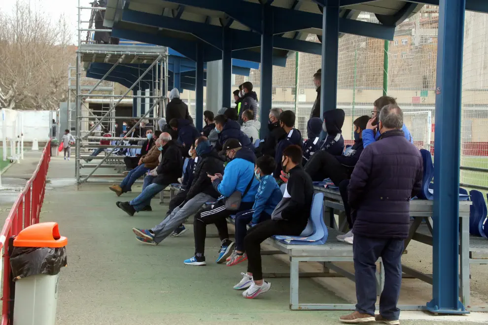 Público en el partido de Tercera División entre Huesca B y Cariñena.
