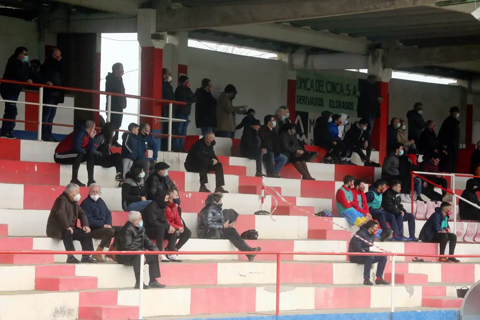 Público en el partido que ha enfrentado al Atlético Monzón con el Real Zaragoza Deportivo.
