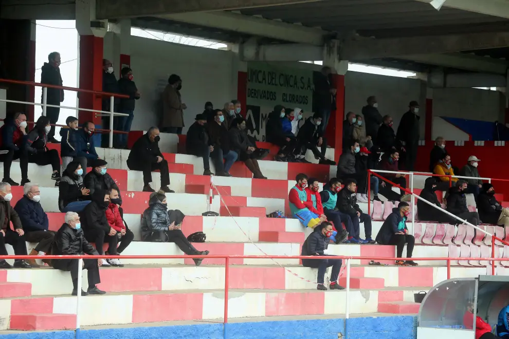 Público en el partido que ha enfrentado al Atlético Monzón con el Real Zaragoza Deportivo.