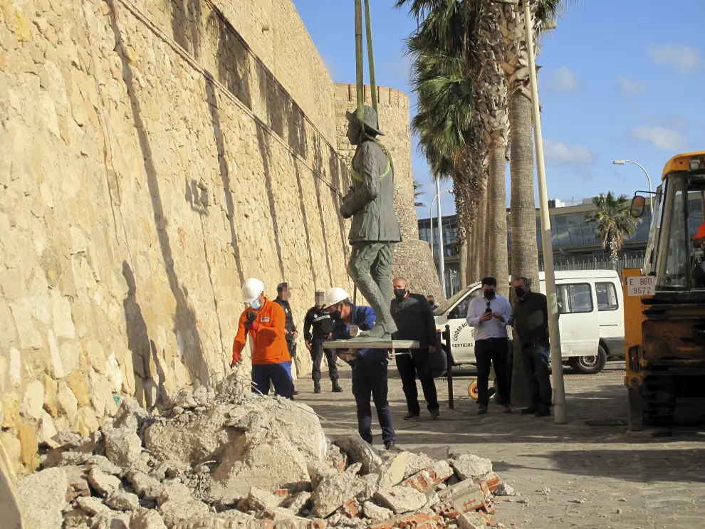 Retirada la estatua de Franco en Melilla