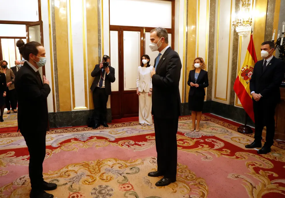 Pablo Iglesias saluda a Felipe VI