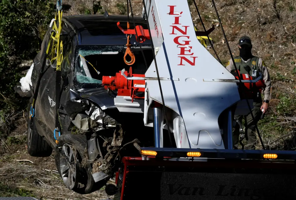 The vehicle of golfer Tiger Woods, who was rushed to hospital after suffering multiple injuries, is lifted by a crane after being involved in a single-vehicle accident in Los Angeles, California, U.S. February 23, 2021.  REUTERS/Gene Blevins[[[REUTERS VOCENTO]]] PEOPLE-WOODS/ACCIDENT