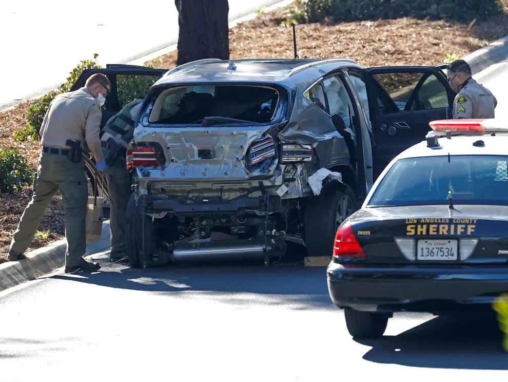 Personnel from the LA County?Sheriff's Department inspect the damaged car of Tiger Woods after he was involved in a car crash, near Los Angeles, California, U.S., February 23, 2021. REUTERS/Mario Anzuoni     TPX IMAGES OF THE DAY[[[REUTERS VOCENTO]]] PEOPLE-WOODS/
