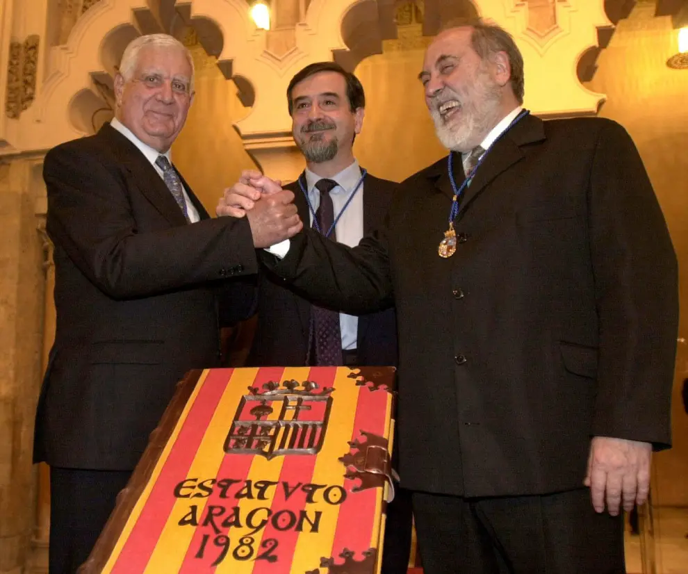 Juan Antonio Bolea en la entrega de las Medallas de Oro de las Cortes de Aragón, en 2002.