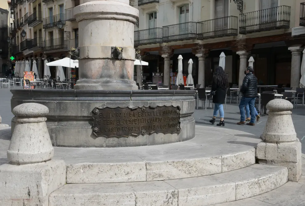 Placa en la fuente de la Plaza del Torico restaurada /2021-03-01/ Foto: Jorge Escudero[[[FOTOGRAFOS]]]