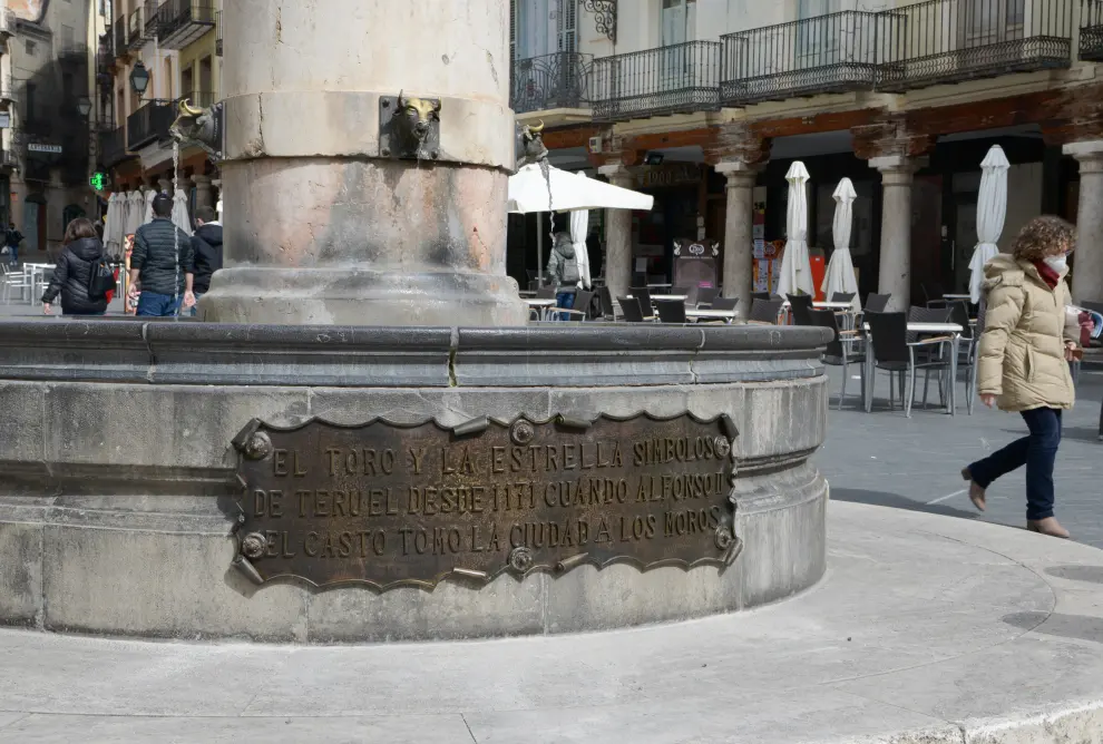 Placa en la fuente de la Plaza del Torico restaurada /2021-03-01/ Foto: Jorge Escudero[[[FOTOGRAFOS]]]