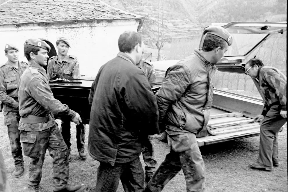 Operación de rescate en la Tuca de Paderna y familiares de las víctimas en el juicio celebrado años después.