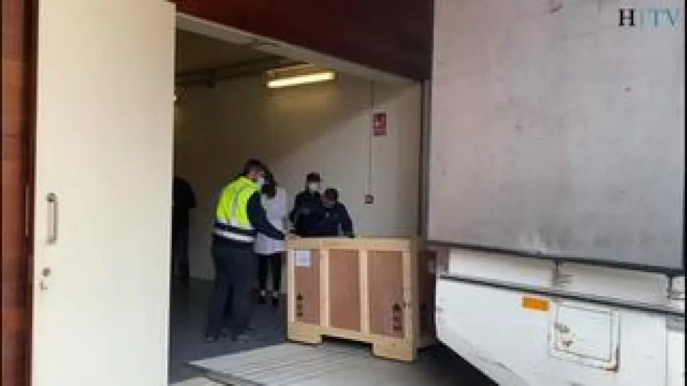 Un camión escoltado por la Guardia Civil ha transportado los objetos de arte desde Lérida. Todavía quedarán otras 40 por devolver.
