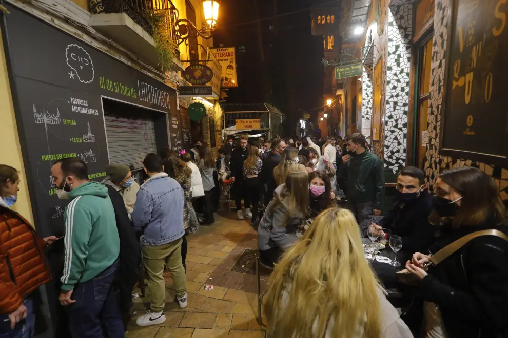 Ambiente nocturno en Zaragoza este 5 de marzo de 2021 en plena pandemia del coronavirus.