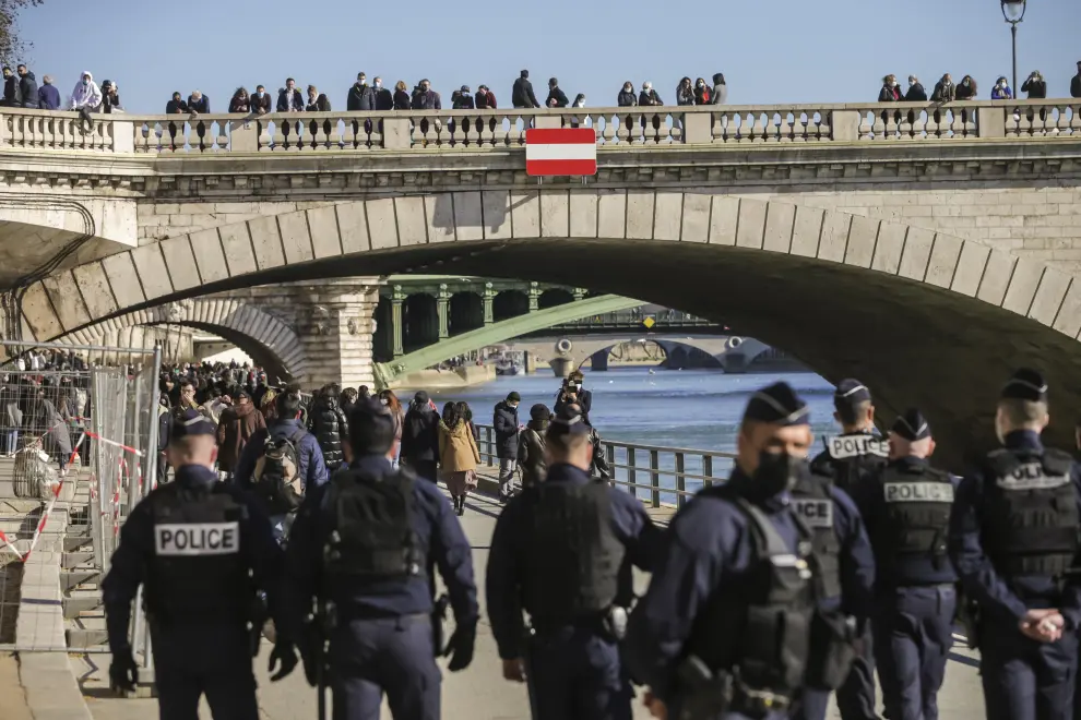Desalojan la ribera del Sena en París por las aglomeraciones.