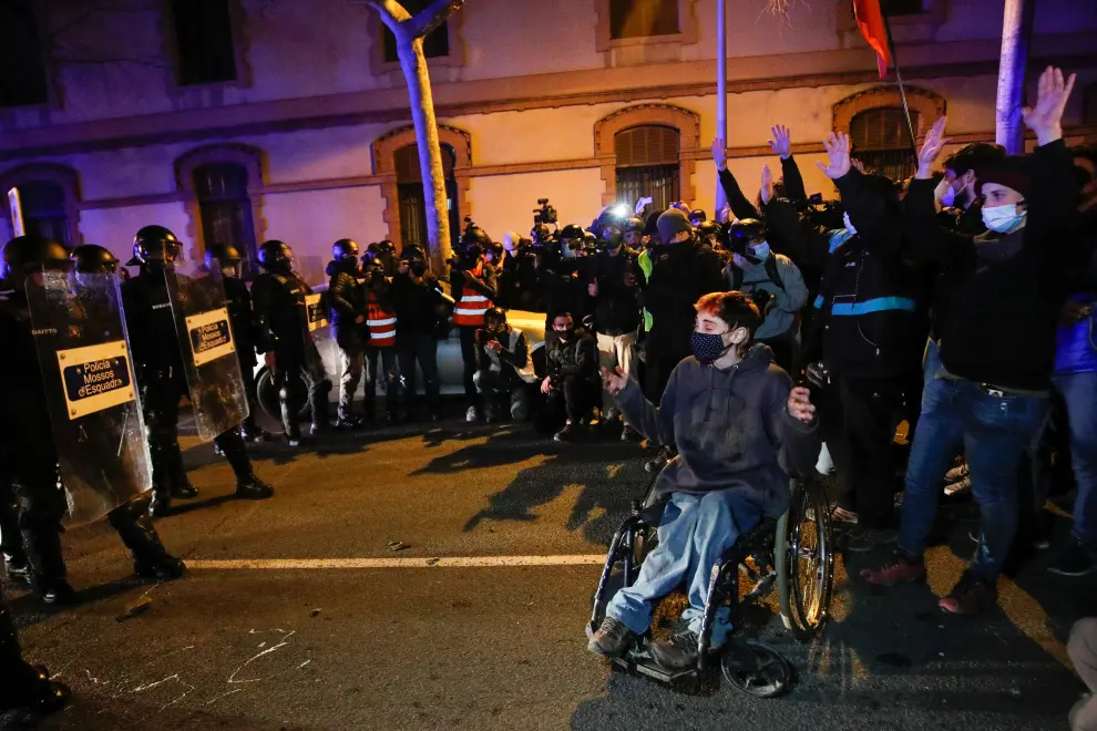 Protesters face police officers during a demonstration, after weeks of protests over freedom of speech following the arrest of rapper Pablo Hasel in mid-February, in Barcelona, Spain, March 6, 2021. REUTERS/Albert Gea[[[REUTERS VOCENTO]]] SPAIN-PROTESTS/CATALONIA