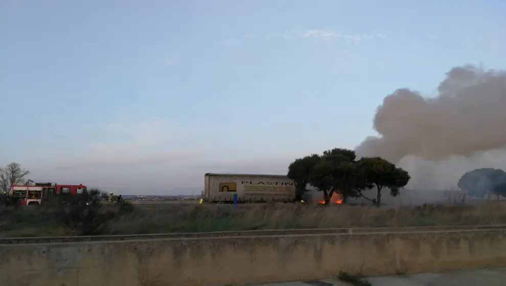 Incendio de un camión en la A-2 en Zaragoza