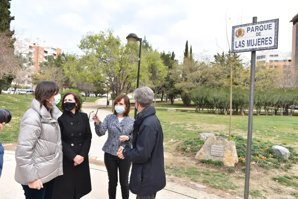 Colocación de la placa en el Parque de las Mujeres de Zaragoza