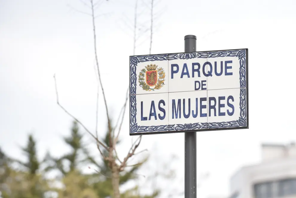 Colocación de la placa en el Parque de las Mujeres de Zaragoza