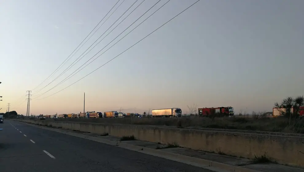 Incendio de un camión en la A-2 en Zaragoza