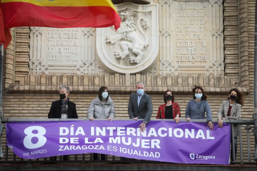 Imágenes de la colocación de la pancarta en el Ayuntamiento de Zaragoza, en la que han participado todos los grupos municipales excepto Vox y Podemos.