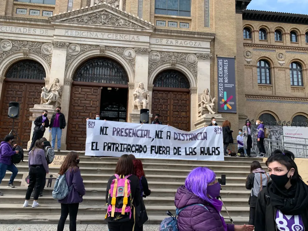Pancarta ante el Paraninfo de Zaragoza  con motivo del 8-M