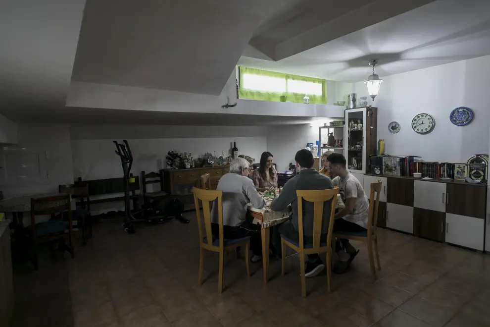 Bajo un mismo techo, en Utebo, conviven tres generaciones: Juan Carlos Díaz (65) y Olga Engay (65); Isabel Díaz (43) y Carlos Palacián (43); y sus hijos, Carolina (23) y Guillermo Palacián (16).