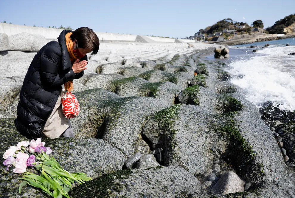 Mariko Odawara places flowers to mourn the victims of the earthquake and tsunami that killed thousands and triggered the worst nuclear accident since Chernobyl, during its 10th anniversary, in Iwaki, Fukushima prefecture, Japan March 11, 2021. REUTERS/Kim Kyung-Hoon[[[REUTERS VOCENTO]]] JAPAN-FUKUSHIMA/ANNIVERSARY-MEMORIAL