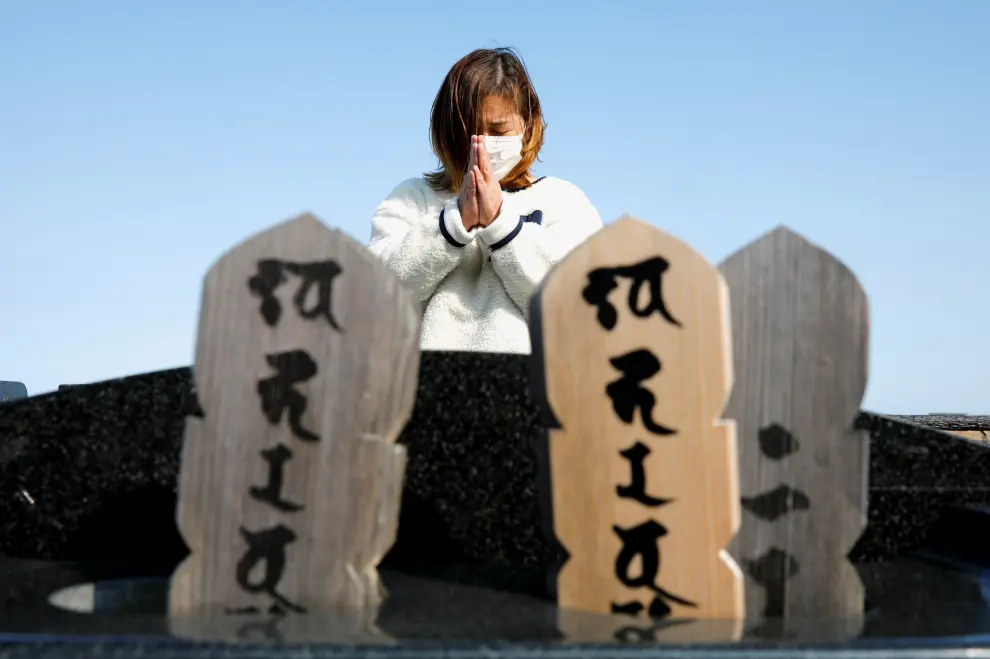 Mariko Odawara prays to mourn the victims of the earthquake and tsunami that killed thousands and triggered the worst nuclear accident since Chernobyl, during its 10th anniversary, in Iwaki, Fukushima prefecture, Japan March 11, 2021. REUTERS/Kim Kyung-Hoon[[[REUTERS VOCENTO]]] JAPAN-FUKUSHIMA/ANNIVERSARY-MEMORIAL