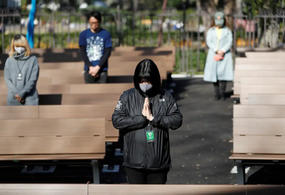 Participants, including singer Tokiko Kato, observe a moment of silence at 2:46 p.m. (0546 GMT), the time when the 9.0-magnitude earthquake struck off Japan's coast in 2011, during a memorial service at Hibiya Park in Tokyo, Japan, March 11, 2021, to mark the ten-year anniversary of the earthquake and tsunami that killed thousands and set off a nuclear crisis. REUTERS/Issei Kato[[[REUTERS VOCENTO]]] JAPAN-FUKUSHIMA/ANNIVERSARY