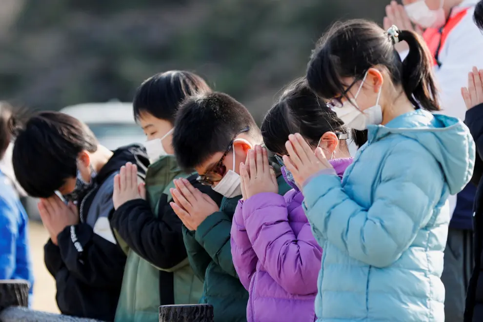 Relatives pay silent tribute during the 10th anniversary of the 2011 earthquake and tsunami that killed thousands and triggered the worst nuclear accident since Chernobyl, in Namie, Fukushima prefecture,  Japan, March 11, 2021. REUTERS/Kim Kyung-Hoon[[[REUTERS VOCENTO]]] JAPAN-FUKUSHIMA/ANNIVERSARY-MEMORIAL