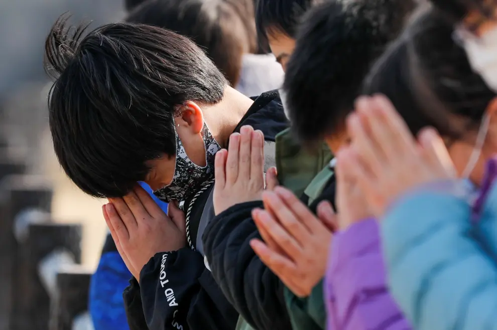 Participants, wearing face masks and social distancing due to the coronavirus disease (COVID-19) pandemic, observe a moment of silence at 2:46 p.m. (0546 GMT), the time when the 9.0-magnitude earthquake struck off Japan's coast in 2011, during a memorial service at Hibiya Park in Tokyo, Japan, March 11, 2021, to mark the ten-year anniversary of the earthquake and tsunami that killed thousands and set off a nuclear crisis. REUTERS/Issei Kato[[[REUTERS VOCENTO]]] JAPAN-FUKUSHIMA/ANNIVERSARY