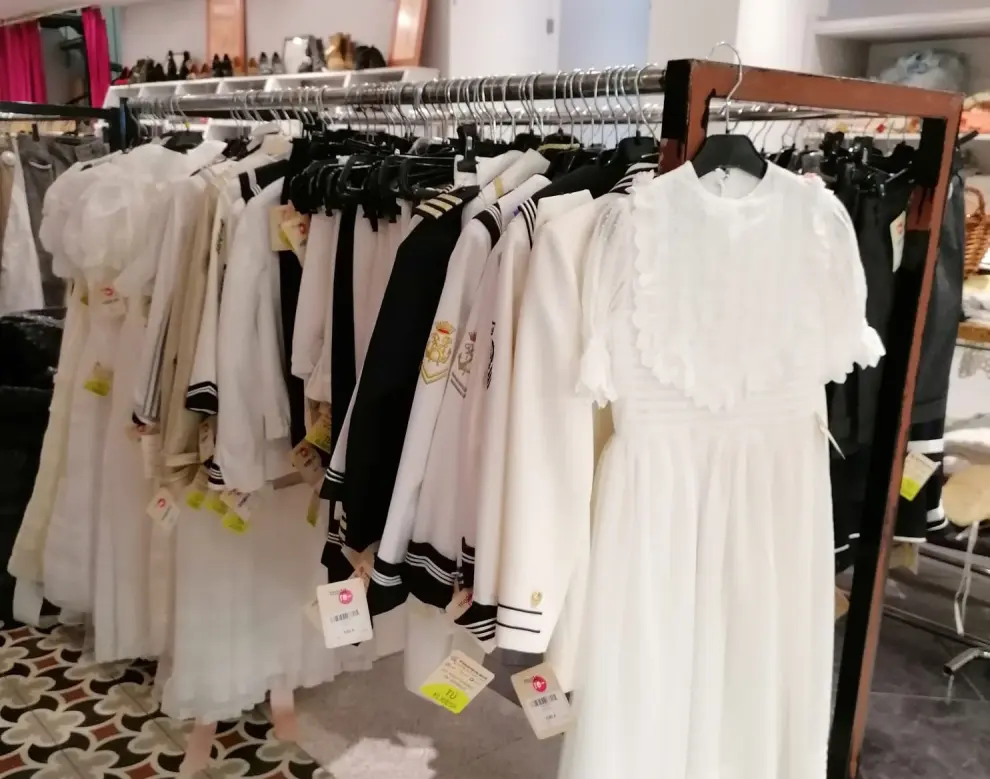 La tienda Moda Re de Cáritas en Huesca ofrece grandes descuentos en vestidos y trajes de comunión.