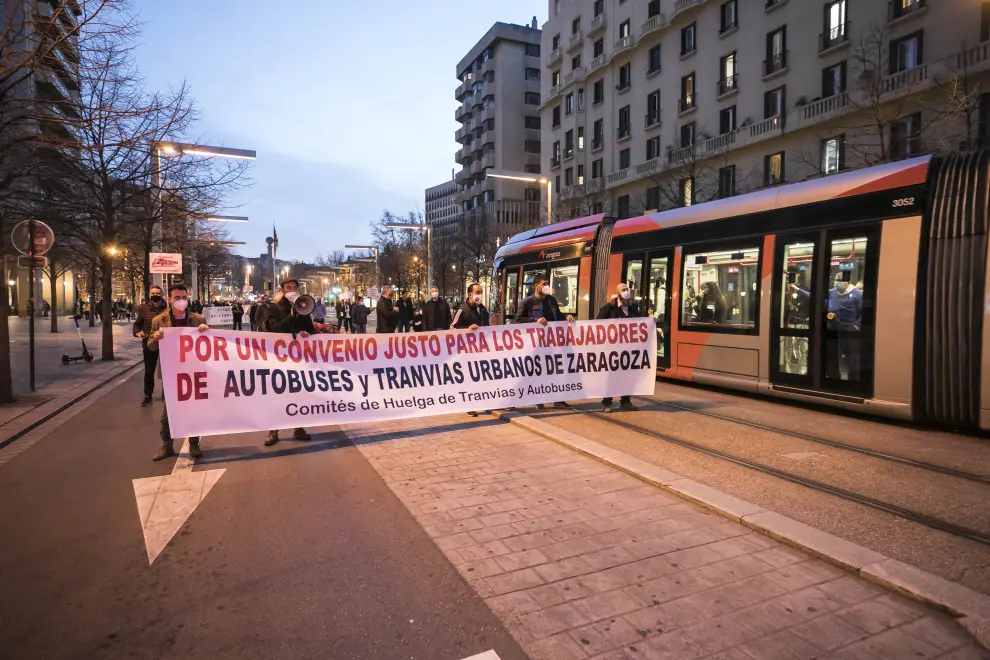 Los trabajadores del bus y el tranvía de Zaragoza salen a la calle