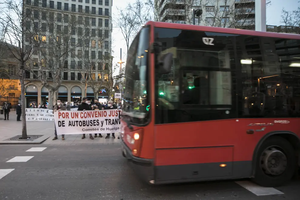 Los trabajadores del bus y el tranvía de Zaragoza salen a la calle