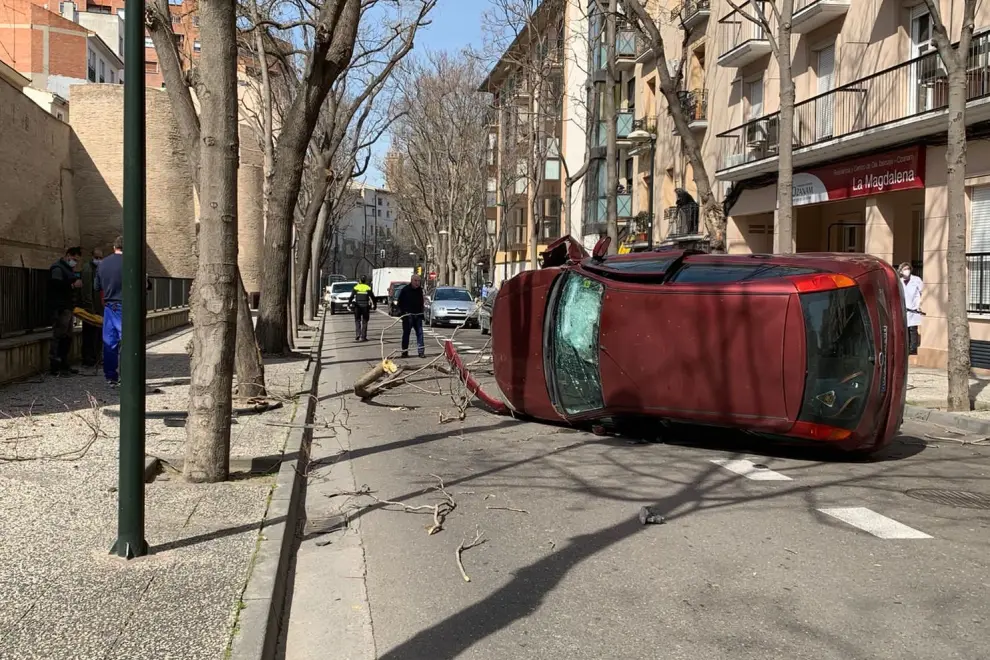 Vuelco de un vehículo en la calle de Alfonso V de Zaragoza