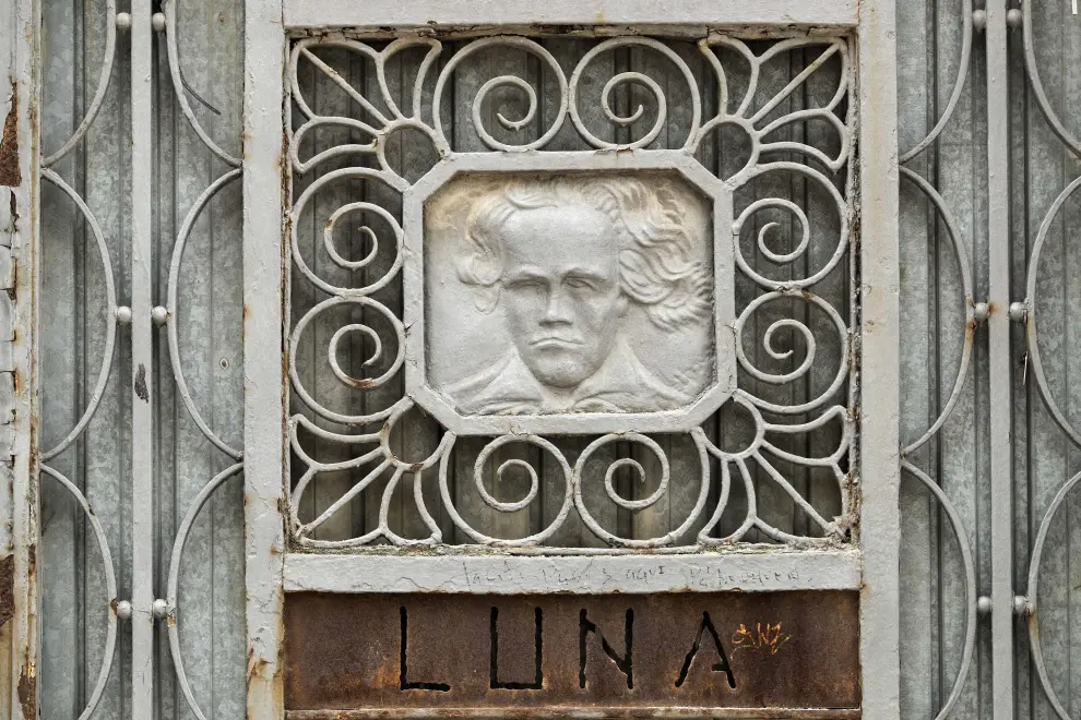 Villa Luna -antiguamente Villa Luisa-, una casa de 1926 del entorno del parque de Pignatelli.