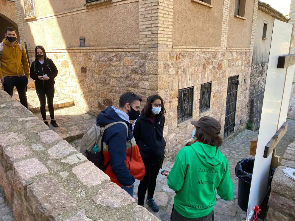 Turistas en la villa medieval de Alquézar tras la apertura de las provincias aragonesas.