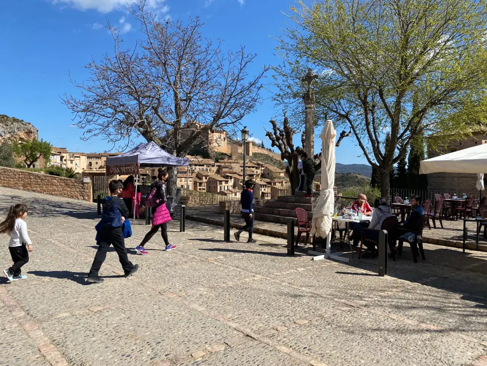 Turistas en la villa medieval de Alquézar tras la apertura de las provincias aragonesas.