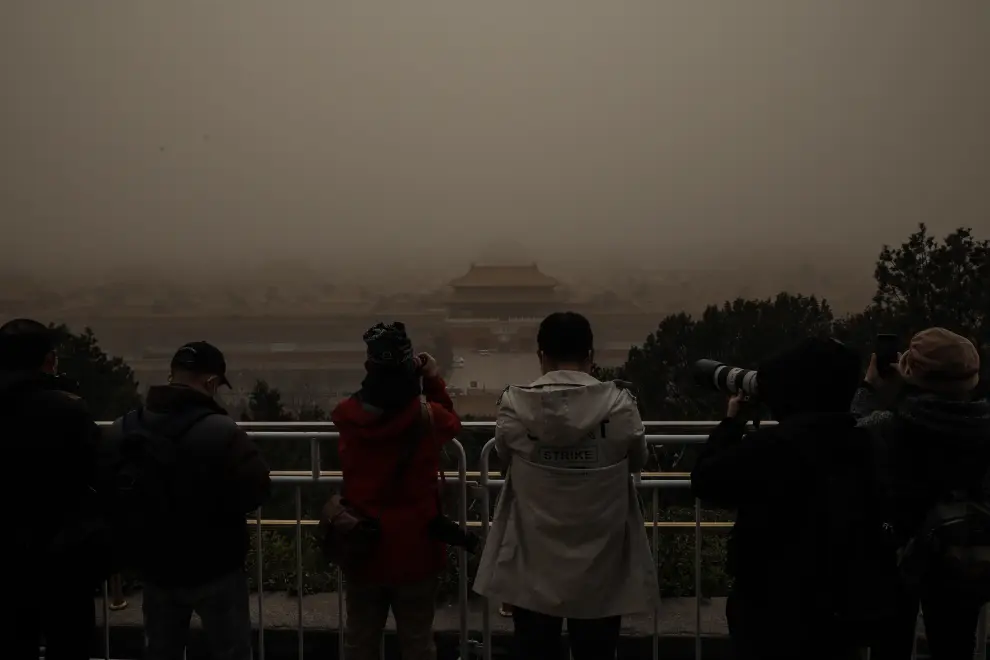 Beijing (China), 15/03/2021.- A view shows the skyline affected by a sandstorm, in Beijing, China, 15 March 2021. According to the National Meteorological Center, floating sand and dust are expected to sweep of China's Xinjiang, Inner Mongolia, Heilongjiang, Jilin, Liaoning, Gansu, Ningxia, Shaanxi, Shanxi, Hebei, Beijing and Tianjin. EFE/EPA/WU HONG Air pollution due to sandstorm in Beijing