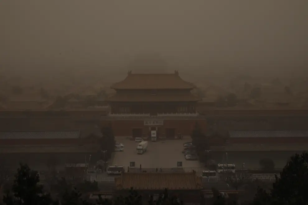 Beijing (China), 15/03/2021.- A man wears a mask while the Forbidden City, as seen from a viewing deck of Jingshan Park, is shrouded in dust as the city is hit by sandstorm, in Beijing, China, 15 March 2021. According to the National Meteorological Center, floating sand and dust are expected to sweep of China's Xinjiang, Inner Mongolia, Heilongjiang, Jilin, Liaoning, Gansu, Ningxia, Shaanxi, Shanxi, Hebei, Beijing and Tianjin. EFE/EPA/WU HONG Air pollution due to sandstorm in Beijing