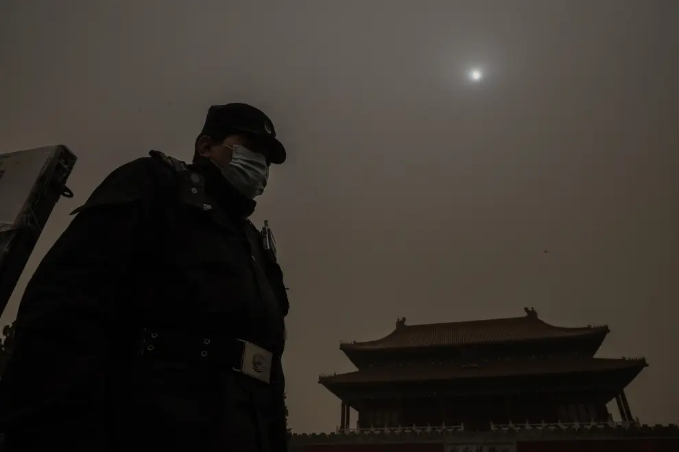 Beijing (China), 15/03/2021.- A view shows the Forbidden City as the area is affected by a sandstorm, in Beijing, China, 15 March 2021. According to the National Meteorological Center, floating sand and dust are expected to sweep of China's Xinjiang, Inner Mongolia, Heilongjiang, Jilin, Liaoning, Gansu, Ningxia, Shaanxi, Shanxi, Hebei, Beijing and Tianjin. EFE/EPA/WU HONG Air pollution due to sandstorm in Beijing