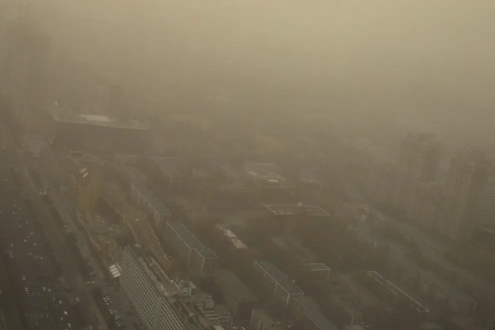 A general view of the city shrouded in smog after a sandstorm, in central Beijing, China March 15, 2021. REUTERS/Tingshu Wang[[[REUTERS VOCENTO]]] CHINA-WEATHER/SANDSTORM