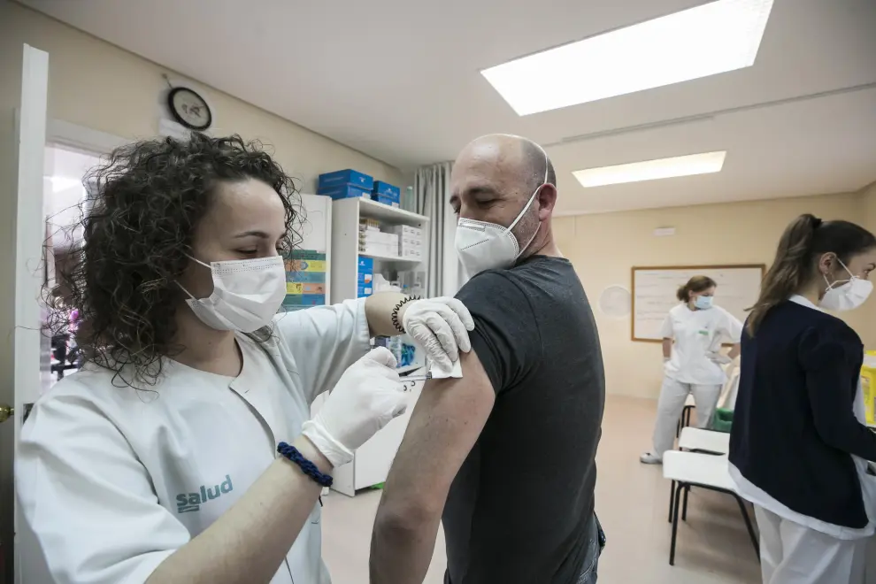 La suspensión de la vacuna de Astra Zeneca sorprendió al punto de vacunación de Bombarda en pleno proceso.