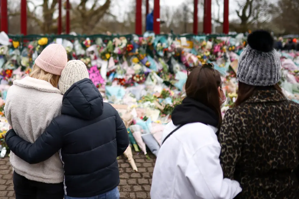 A woman reacts as she mourns at a memorial site at the Clapham Common Bandstand, following the kidnap and murder of Sarah Everard, in London, Britain March 14, 2021. REUTERS/Henry Nicholls[[[REUTERS VOCENTO]]] BRITAIN-CRIME/MURDER