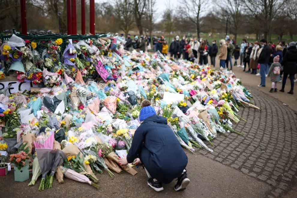 People mourn at a memorial site at the Clapham Common Bandstand, following the kidnap and murder of Sarah Everard, in London, Britain March 14, 2021. REUTERS/Henry Nicholls[[[REUTERS VOCENTO]]] BRITAIN-CRIME/MISSING