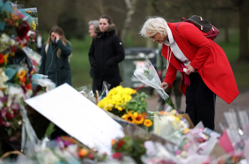 A person lays flowers at a memorial site at the Clapham Common Bandstand, following the kidnap and murder of Sarah Everard, in London, Britain March 14, 2021. REUTERS/Henry Nicholls[[[REUTERS VOCENTO]]] BRITAIN-CRIME/MISSING