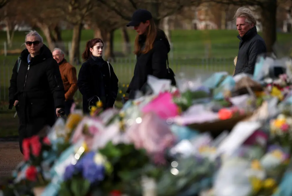 People mourn at a memorial site at the Clapham Common Bandstand, following the kidnap and murder of Sarah Everard, in London, Britain March 14, 2021. REUTERS/Henry Nicholls[[[REUTERS VOCENTO]]] BRITAIN-CRIME/MURDER