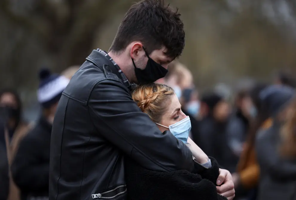 People mourn at a memorial site at the Clapham Common Bandstand, following the kidnap and murder of Sarah Everard, in London, Britain March 14, 2021. REUTERS/Henry Nicholls[[[REUTERS VOCENTO]]] BRITAIN-CRIME/MISSING