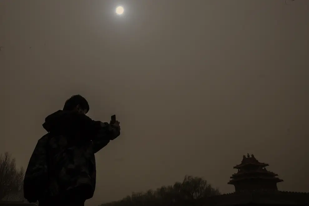 Pekín, envuelta en niebla marrón
