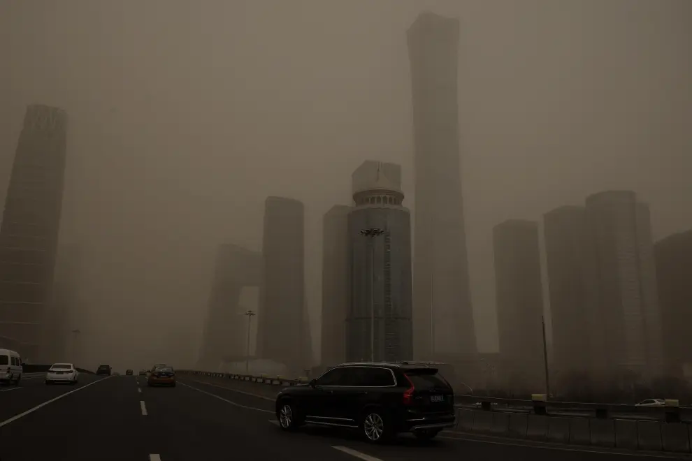Pekín, envuelta en niebla marrón