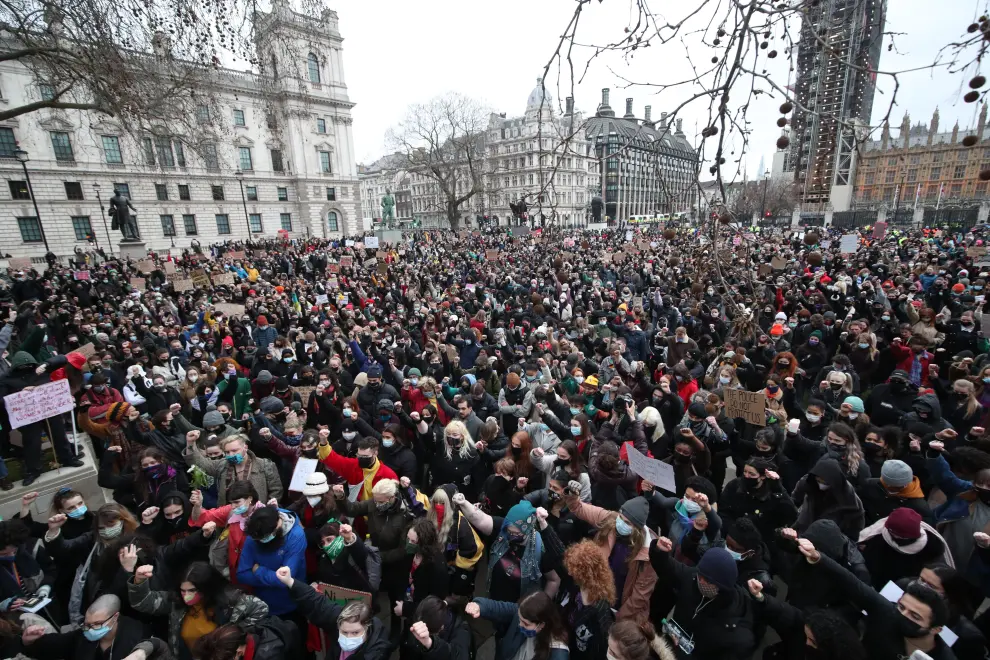 People shout at police officers during a protest at Parliament Square, following the kidnap and murder of Sarah Everard, in London, Britain March 14, 2021. REUTERS/Henry Nicholls[[[REUTERS VOCENTO]]] BRITAIN-CRIME/MURDER
