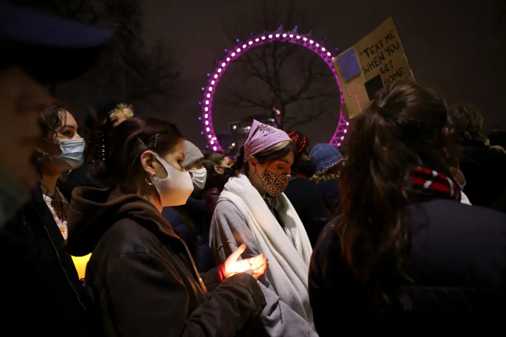 People attend a protest outside New Scotland Yard, following the kidnap and murder of Sarah Everard, in London, Britain March 14, 2021. REUTERS/Henry Nicholls[[[REUTERS VOCENTO]]] BRITAIN-CRIME/MURDER