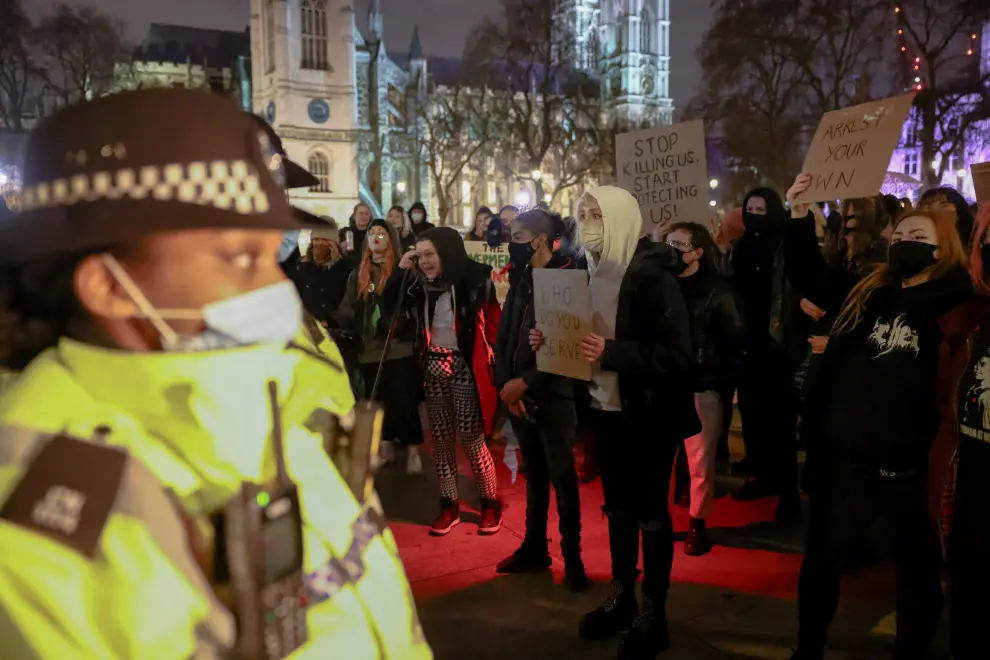 People attend a protest outside New Scotland Yard, following the kidnap and murder of Sarah Everard, in London, Britain March 14, 2021. REUTERS/Henry Nicholls[[[REUTERS VOCENTO]]] BRITAIN-CRIME/MURDER