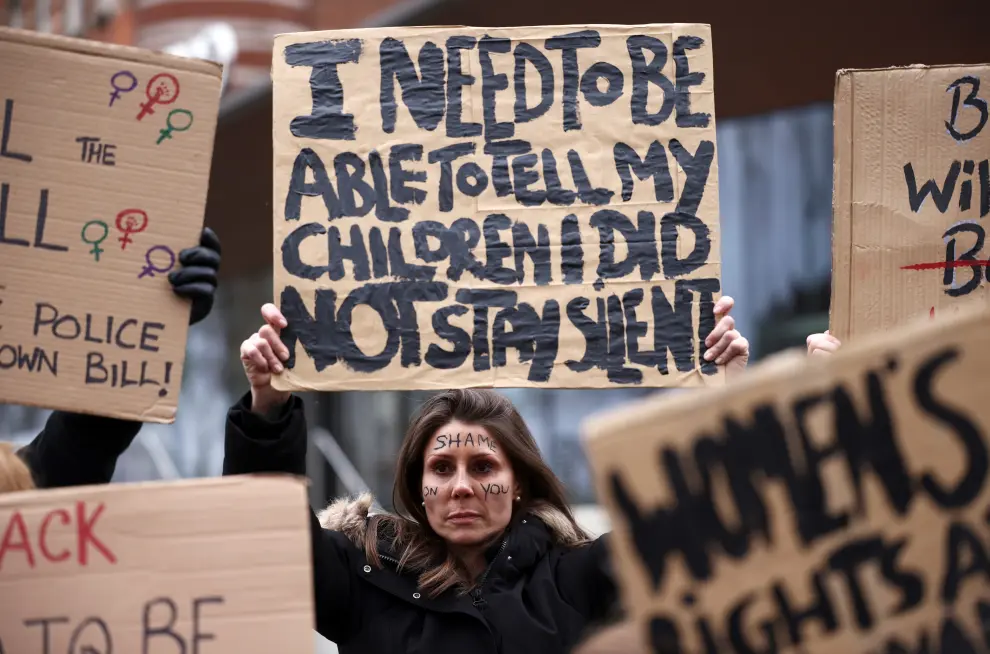 People hold placards during a protest outside New Scotland Yard police headquarters, following the kidnap and murder of Sarah Everard, in London, Britain March 14, 2021. REUTERS/Henry Nicholls[[[REUTERS VOCENTO]]] BRITAIN-CRIME/MURDER